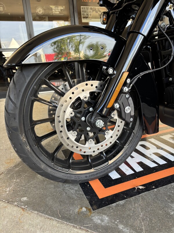2025 Harley-Davidson Tri Glide Ultra VIVID BLACK W/ PINSTRIPE - Photo 6