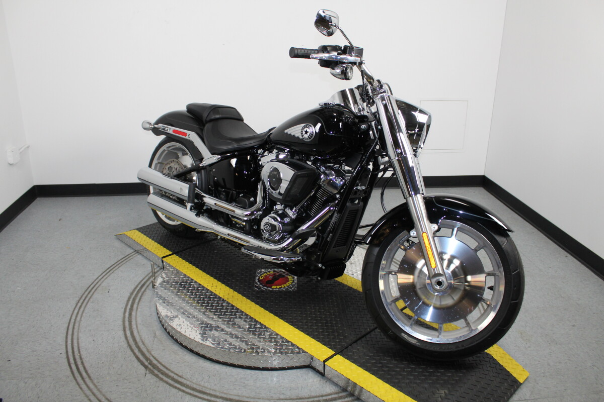 Harley-Davidson Fat Boy 2025 FLFB 84649389 VIVID BLACK W/ PINSTRIPE - Photo 2