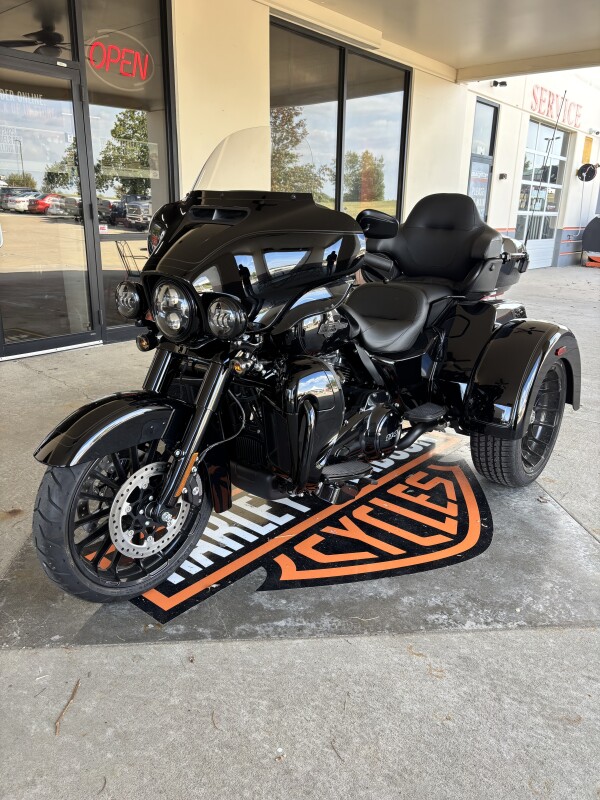 2025 Harley-Davidson Tri Glide Ultra VIVID BLACK W/ PINSTRIPE - Photo 5