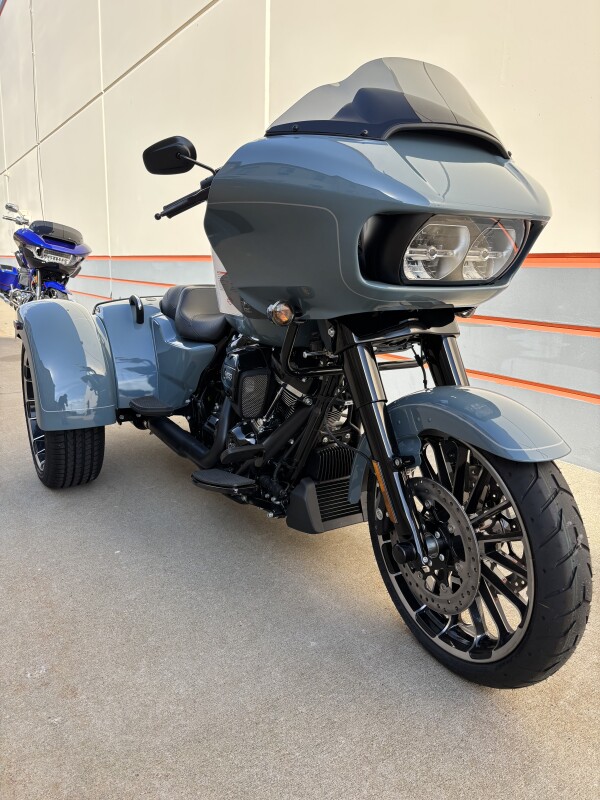 2024 Harley-Davidson Road Glide 3 SHARKSKIN BO - Photo 2