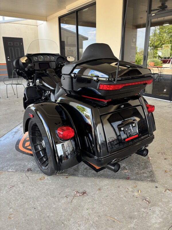 2025 Harley-Davidson Tri Glide Ultra VIVID BLACK W/ PINSTRIPE - Photo 4