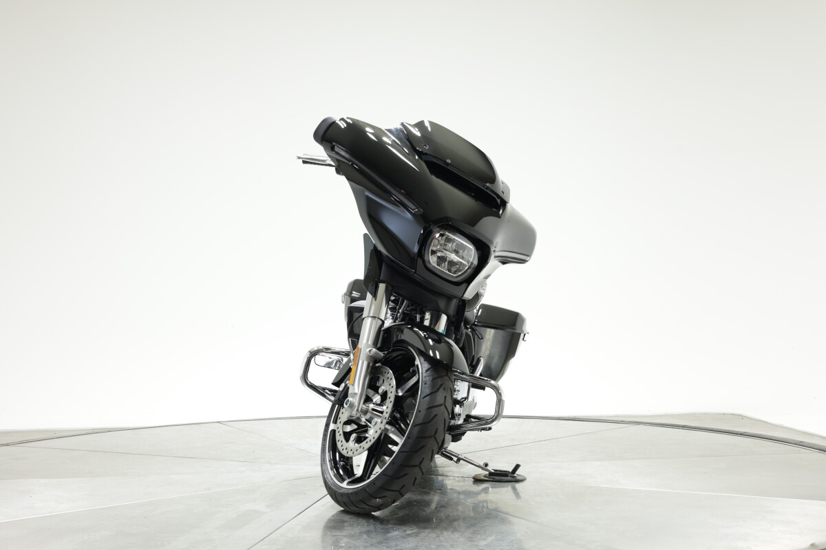 2025 Harley-Davidson FLHX Street Glide in Vivid Black with 10 miles - Photo 5