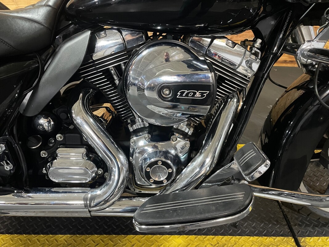 Harley-Davidson Road Glide 2016 FLTRX Vivid Black - Photo 2