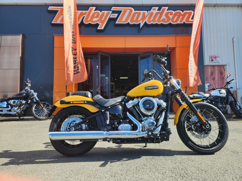 2025 Harley-Davidson Street Bob™ Centerline Yellow Laced Wheels *MY24 RUNOUT WAS $28530 NOW $25990!*