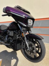 2025 Harley-Davidson® CVO™ Street Glide™ POISON BERY FDE thumb 3