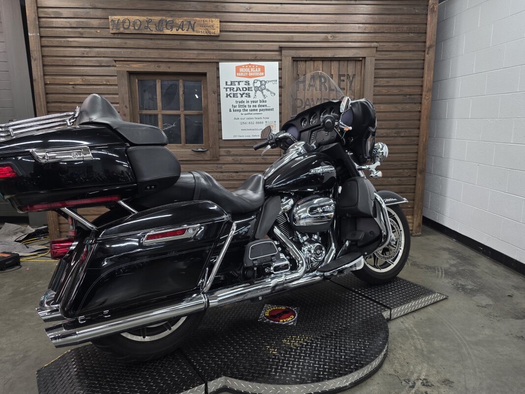 2019 Harley-Davidson Electra Glide Ultra Classic BLACK W/PINSTRIPE - Photo 2