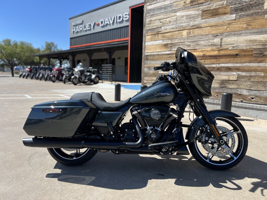2025 Harley-Davidson Street Glide Iron Horse Metallic - Black Finish
