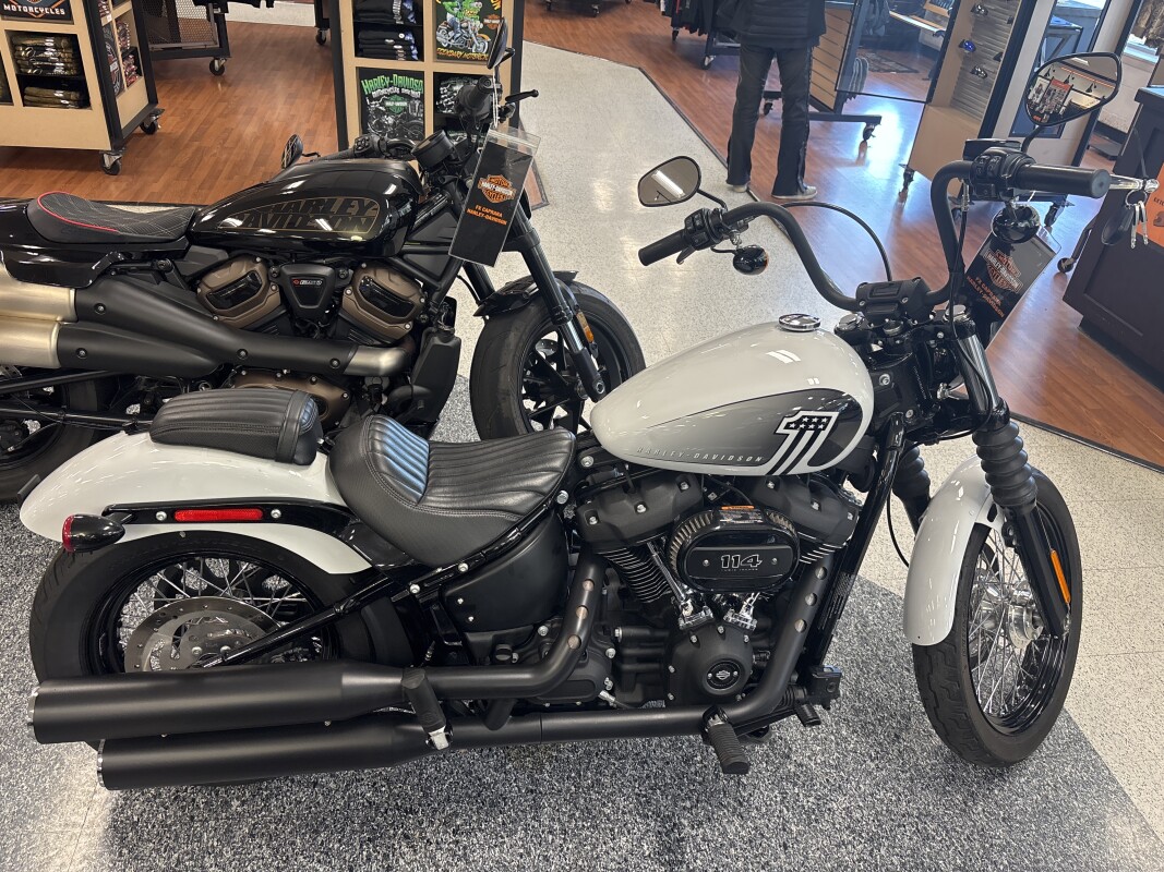2021 Harley-Davidson Street Bob 114 Stone Washed White Pearl