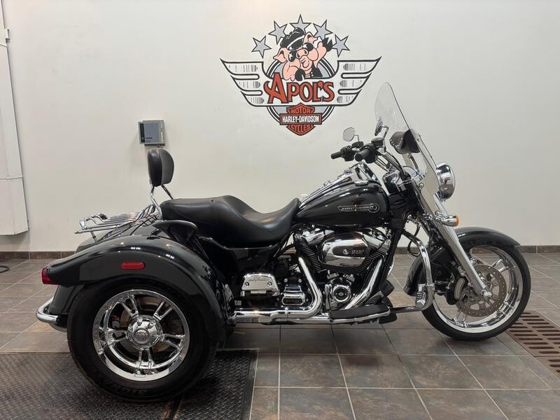 2017 Harley-Davidson® Freewheeler® Black Quartz