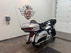 2015 Harley-Davidson® Ultra Limited Two-Tone Brilliant Silver Pearl/Vivid Black thumb 2