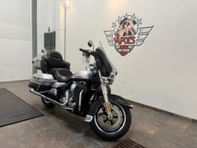 2015 Harley-Davidson® Ultra Limited Two-Tone Brilliant Silver Pearl/Vivid Black thumb 3