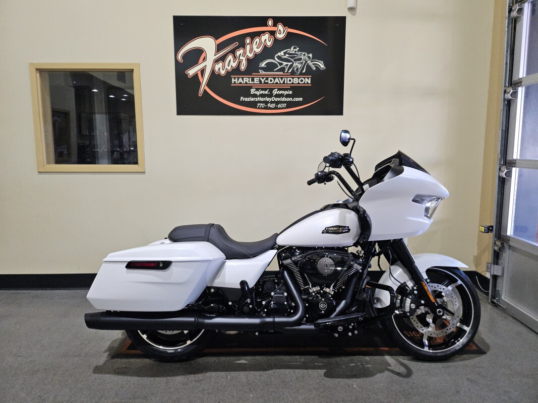 2025 Harley-Davidson Road Glide White Onyx Pearl - Black Finish