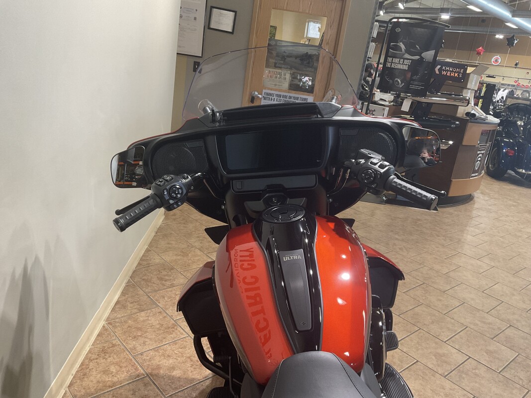 2025 Harley-Davidson Street Glide Ultra Whiskey Fire / Vivid Black - Black Finish FLHXU - Photo 6