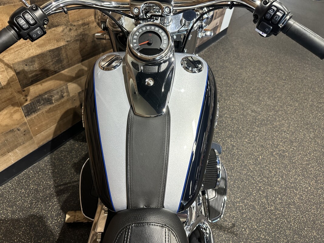 2019 Harley-Davidson Deluxe Midnight Blue/Barracuda Silver FLDE - Photo 7
