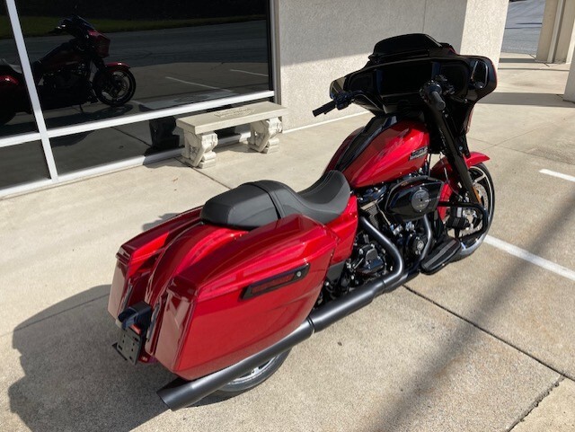2025 Harley-Davidson Street Glide FLHX Brilliant Red - Black Finish - Photo 3