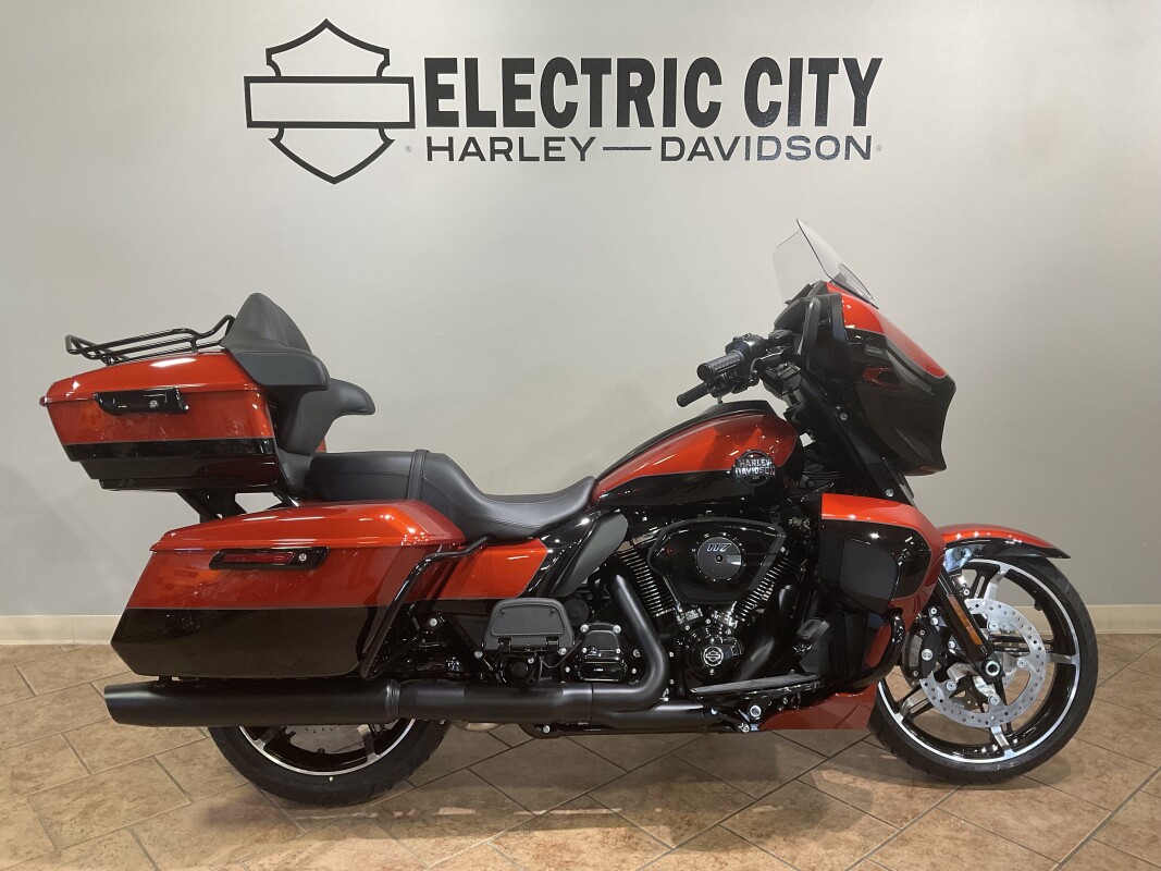 2025 Harley-Davidson Street Glide Ultra Whiskey Fire / Vivid Black - Black Finish FLHXU