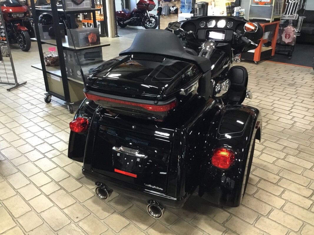 2024 Harley-Davidson Tri Glide Ultra Vivid Black - Photo 2