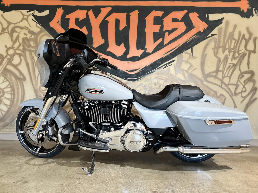FLHX 2025 Street Glide - Photo 9