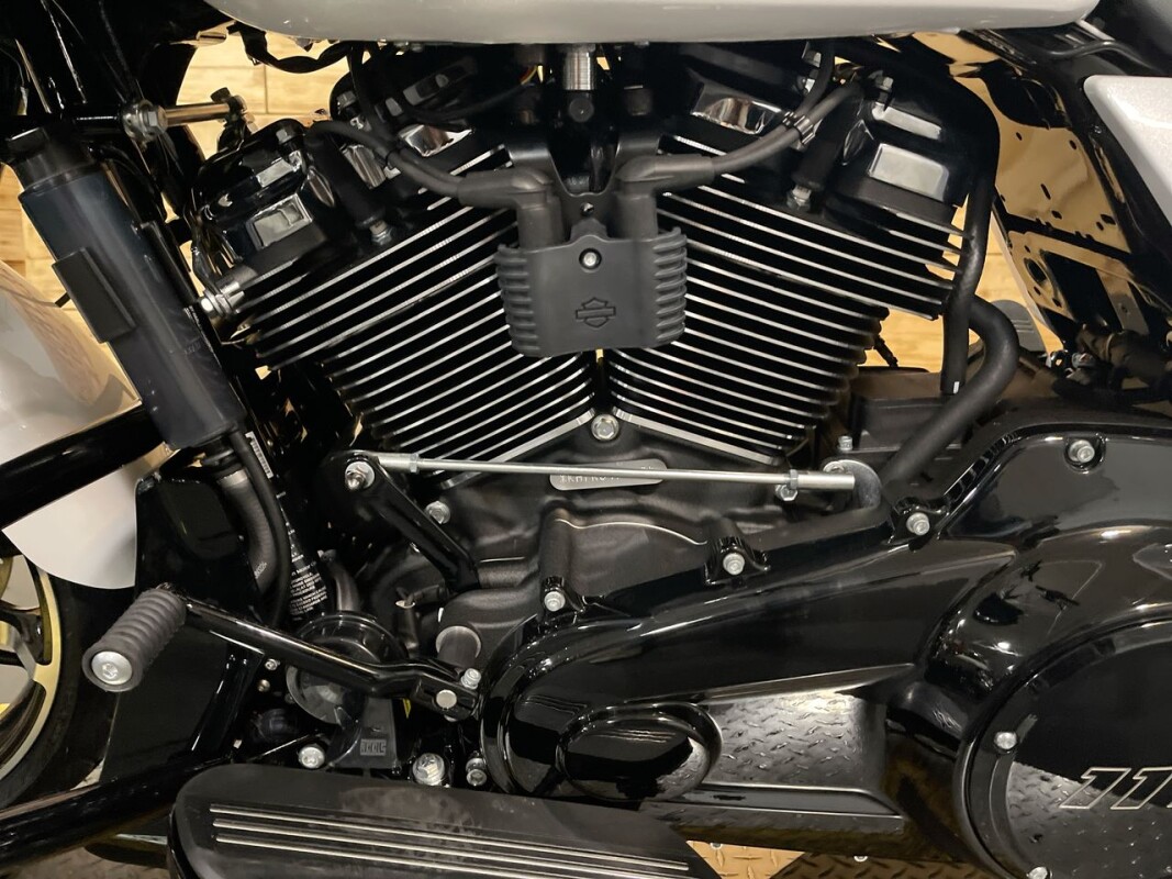 Harley-Davidson Road Glide 2025 FLTRX White Onyx Pearl - Black Finish - Photo 9