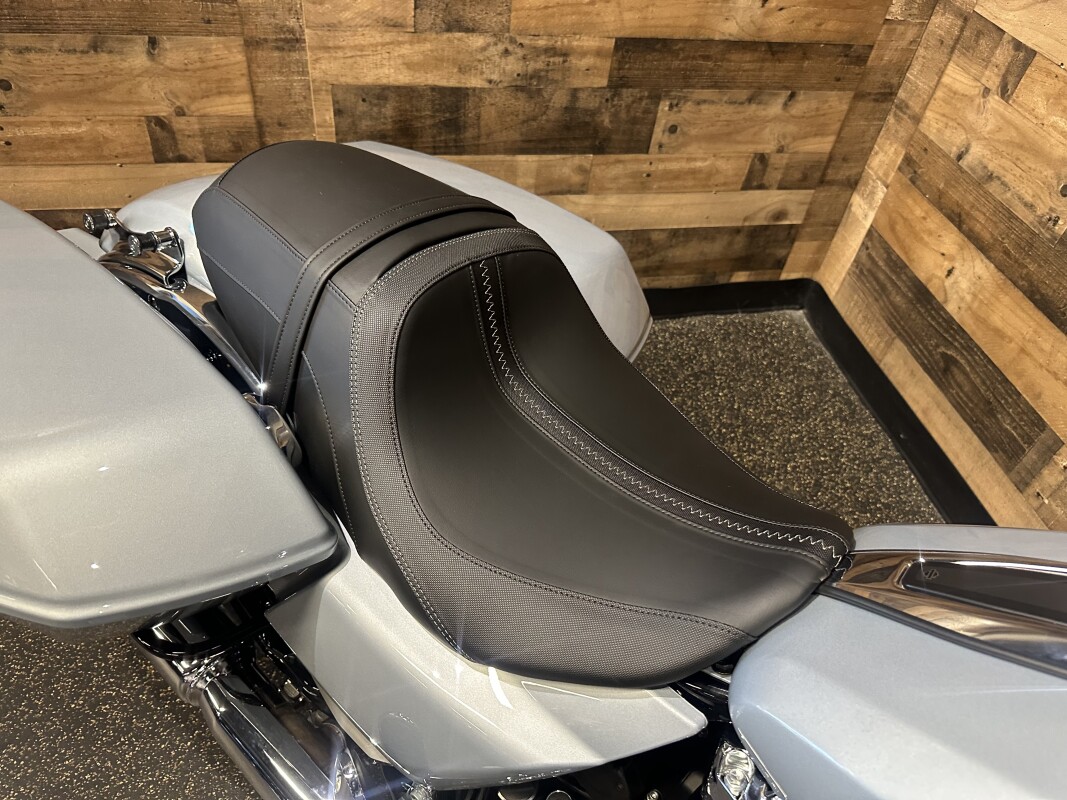 2025 Harley-Davidson Street Glide Atlas Silver Metallic FLHX - Photo 10