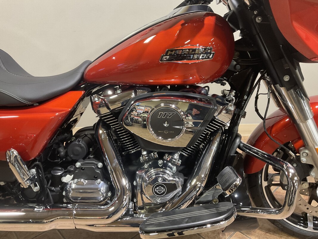 2025 Harley-Davidson Street Glide Brilliant Red FLHX - Photo 2