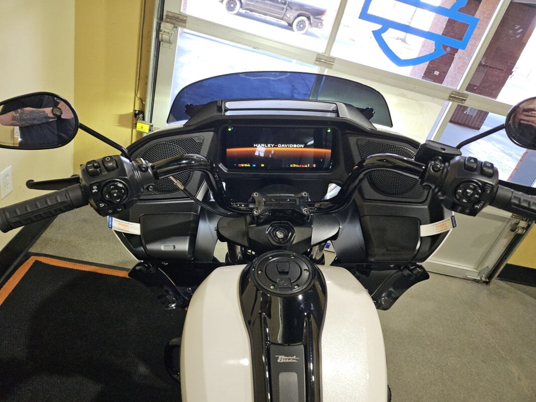 2025 Harley-Davidson Road Glide White Onyx Pearl - Black Finish - Photo 4