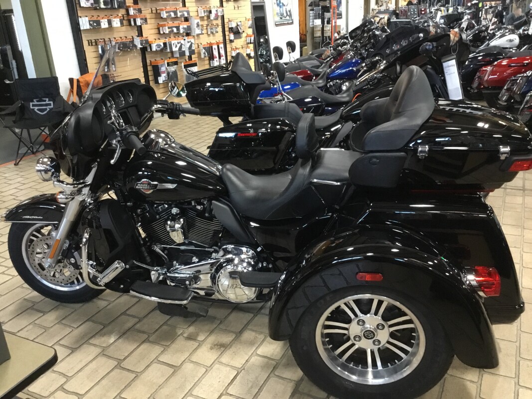 2024 Harley-Davidson Tri Glide Ultra Vivid Black - Photo 3