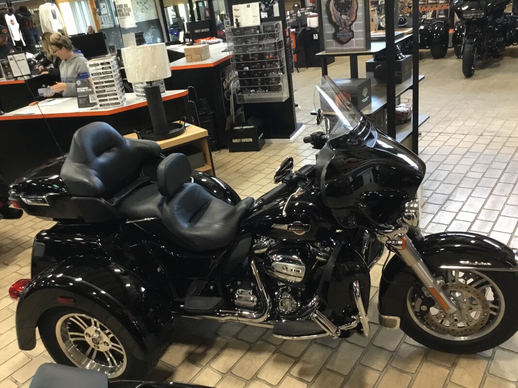 2024 Harley-Davidson Tri Glide Ultra Vivid Black