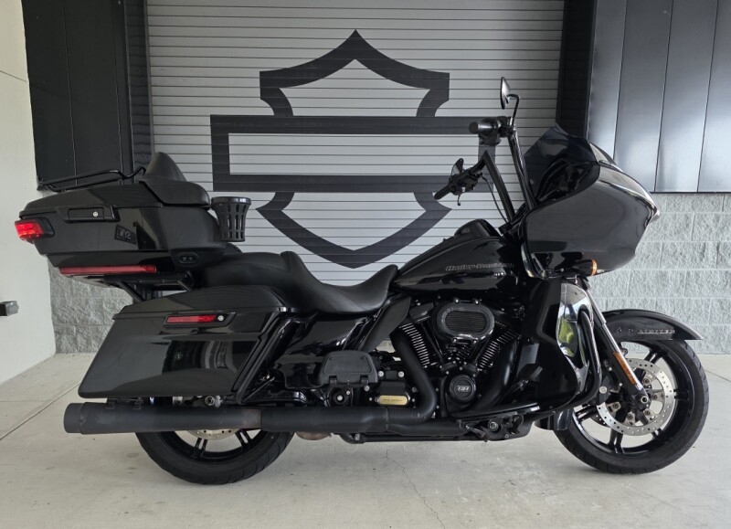 2022 Harley-Davidson® Road Glide® vs 2023 Indian Challenger