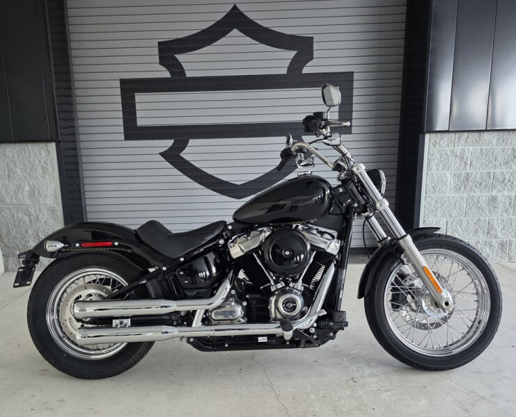 2022 Harley-Davidson® Road Glide® vs 2023 Indian Challenger