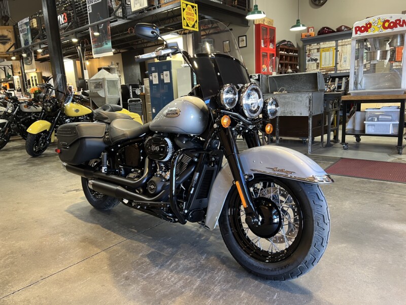 Harley-Davidson® Heritage Classic 2024 FLHCS Atlas Silver Metallic - Black Finish