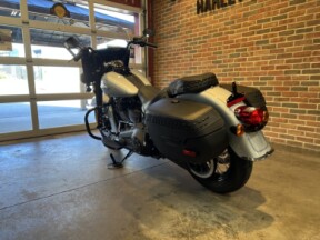 Harley-Davidson® Heritage Classic 2024 FLHCS Atlas Silver Metallic - Black Finish thumb 2