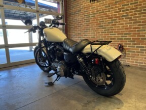 Harley-Davidson® Iron 883™ 2022 XL 883N White Sand Pearl thumb 2