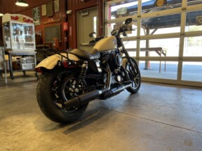 Harley-Davidson® Iron 883™ 2022 XL 883N White Sand Pearl thumb 1