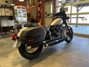 Harley-Davidson® Heritage Classic 2024 FLHCS Atlas Silver Metallic - Black Finish thumb 3