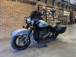 Harley-Davidson® Heritage Classic 2024 FLHCS Atlas Silver Metallic - Black Finish thumb 1