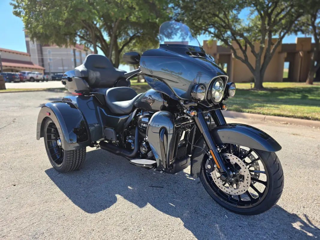 2025 Harley-Davidson Tri Glide Ultra - Photo 2