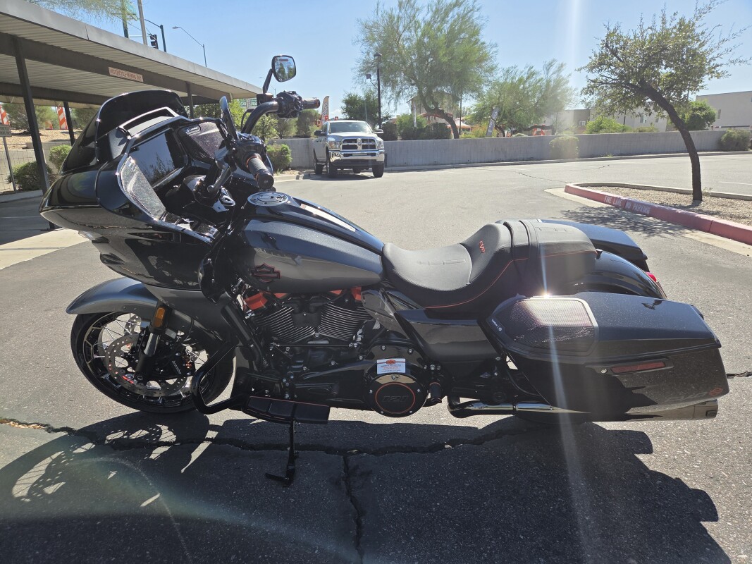 FLTRXSE 2025 CVO Road Glide - Photo 4