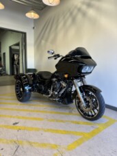 2025 Harley-Davidson® Road Glide® 3 Vivid Black thumb 3