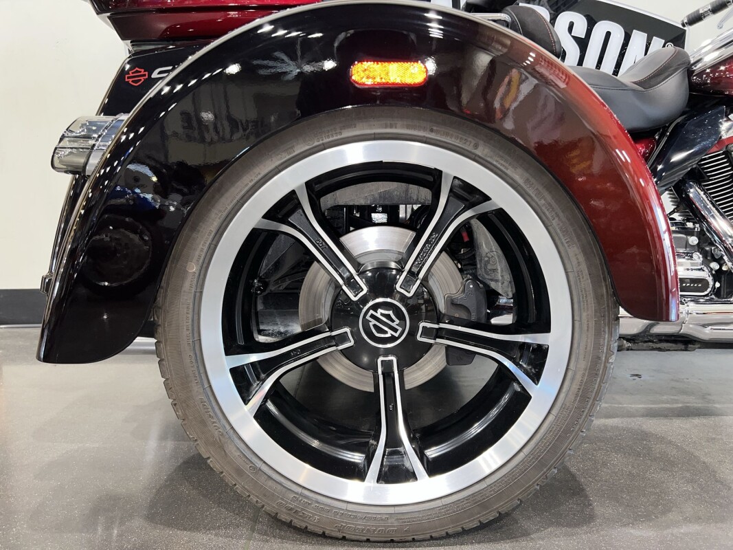 2022 Harley-Davidson CVO Tri Glide FLHTCUTGSE - Photo 8