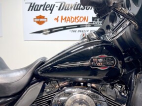 2009 FLHTCU Harley-Davidson® Electra Glide® Ultra Classic® Vivid Black thumb 2