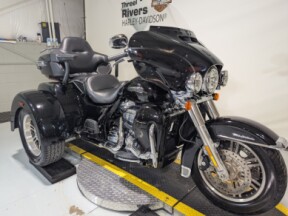 2020 Harley-Davidson® Tri Glide® Ultra Vivid Black thumb 2