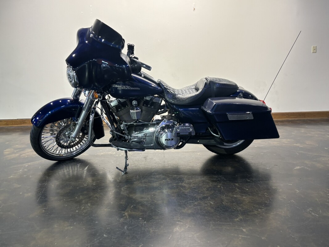 2012 HD FLHX103 - Photo 2