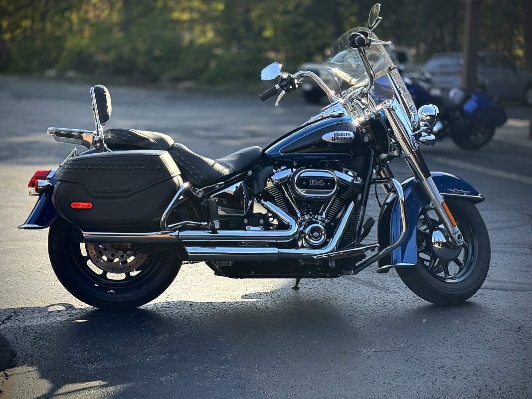 2022 Harley-Davidson Heritage Classic 114 Reef Blue/Vivid Black (Black Finish w/Cast Wheels)