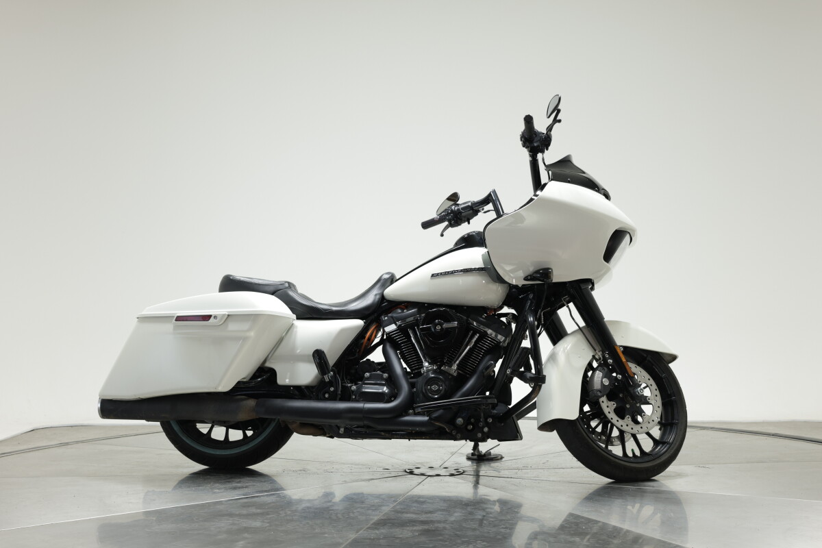 2018 HARLEY-DAVIDSON FLTRXS ROAD GLIDE SPECIAL in Bonneville Salt Pearl with 12395 miles