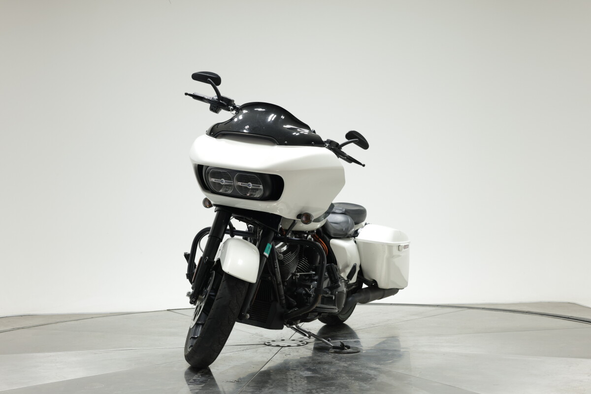 2018 HARLEY-DAVIDSON FLTRXS ROAD GLIDE SPECIAL in Bonneville Salt Pearl with 12395 miles - Photo 6