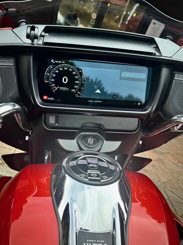 2025 Harley-Davidson Street Glide Ultra Whiskey Fire / Vivid Black - Photo 8