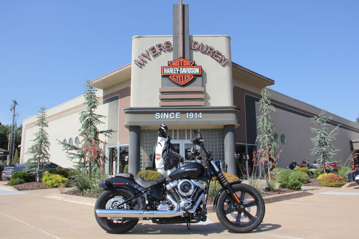 2025 Harley-Davidson Street Bob Vivid Black w/Cast Wheels