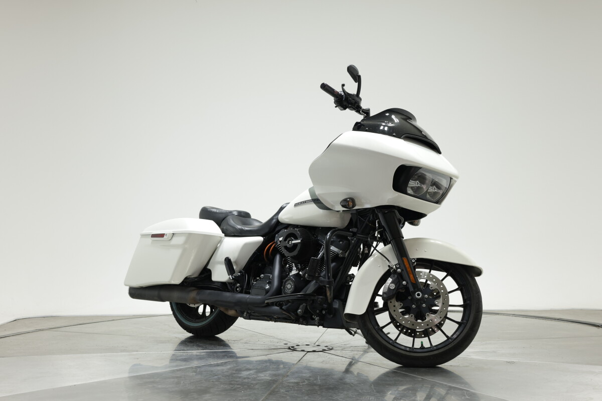 2018 HARLEY-DAVIDSON FLTRXS ROAD GLIDE SPECIAL in Bonneville Salt Pearl with 12395 miles - Photo 3