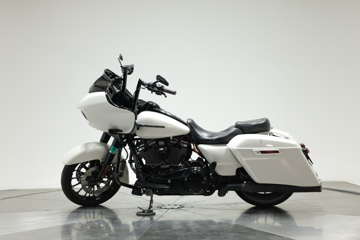 2018 HARLEY-DAVIDSON FLTRXS ROAD GLIDE SPECIAL in Bonneville Salt Pearl with 12395 miles - Photo 9